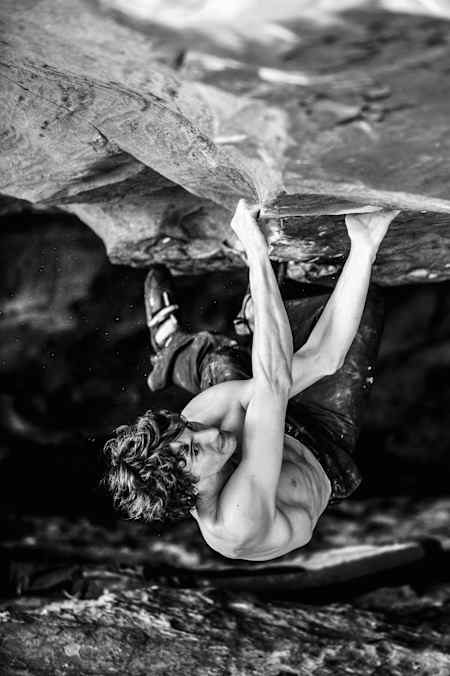Le grimpeur Dave Graham escalade une paroi au parc national des Grampians à Victoria en Australie.