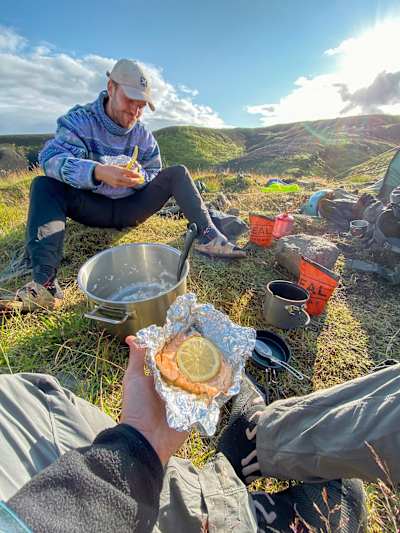 Plaisir simple : du saumon grillé fraîchement pêché  !