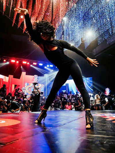 La danseuse Uzo se donne à fond, même en talons hauts.