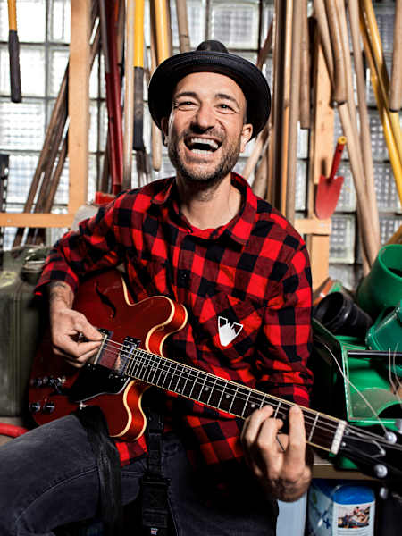 Caluori spielt gerne & gut Gitarre, manch­­mal mit der Band Okto Vulgaris.