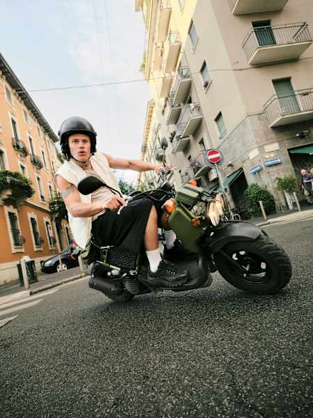  Lucas Pinheiro Braathen fährt auf einem Moped durch die Gassen von Mailand.