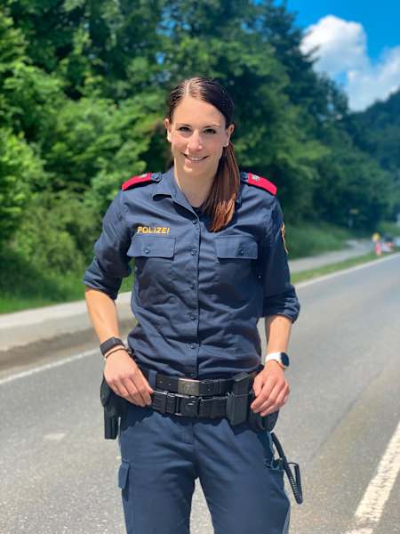 Von 2017 bis 2022 absolvierte Mirjam eine Ausbildung zur Polizistin.