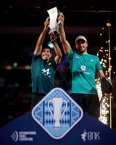 Federico Chingotto et Alejandro Galan posent avec leurs trophées de vainqueurs lors de la cérémonie de remise des trophées de la Coupe du monde de la FIP en couples, au Koweït, le 9 novembre 2025. 