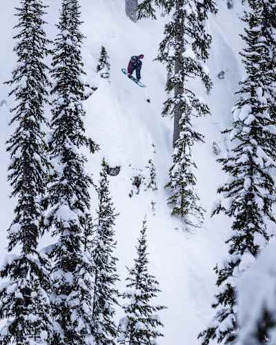 Zoi Sadowski-Synnott negotiaites a steep cliff during the final of Natural Selection Snow in Revelstoke, Canada in March 2026.