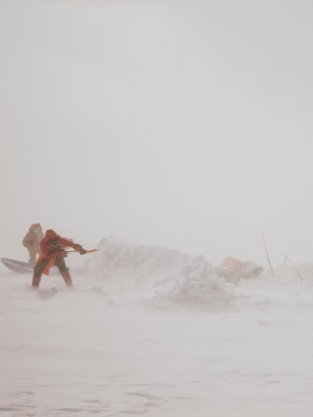 Bengt Rotmo builds a shelter in a snowstorm