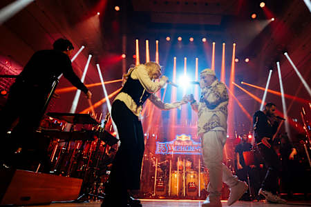 Loredana und EAZ auf der Bühne des Red Bull Symphonic.