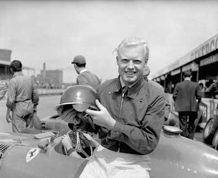 Mike Hawthorn y su inseparable casco verde, en los entrenamienbtos del GP de Inglaterra, en Aintree, F1.