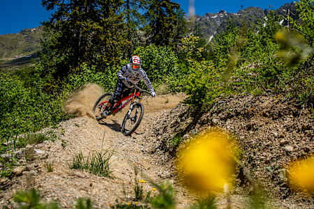 Un rider descend sur une piste de VTT du bike park de Verbier qui est ouvert jusqu'au 25 octobre 2020.