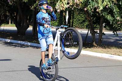 Hudson Xavier do Portal Wheeling, esbanjando habilidade em sua bike