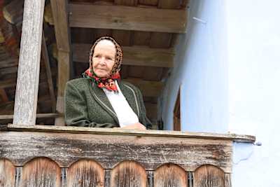 Victoria Tripon, mama Floricăi, la inaugurarea Muzeului Textilelor, 2018