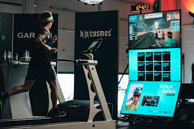 Ultrarunner Florian Neuschewander wird beim 100 km Laufband-Weltrekord digital via Zwift von Triathlet Sebastian Kienle begleitet und unterstützt.