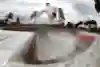 Jaime Mateu plancha un Fingerflip to Fakie sobre el canal en el skatepark de San Diego.