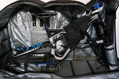 Es fácil viajar con tu MTB si tienes una funda diseñada para ello.