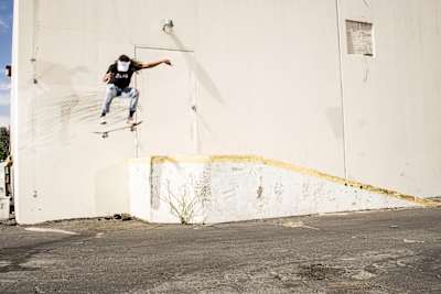Samarria Brevard clava un Kickflip en Nuevo México.