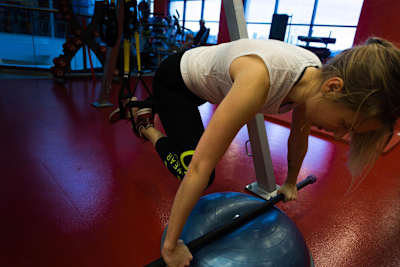 هذه الحركة تحاكي التمسك بمقود الدراجة أثناء الدوس