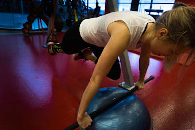 استمر في تبديل الساقين، تمامًا كما لو كنت تضغط على الدواسة