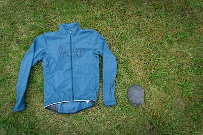 Chaqueta cortaviento Maloja guardada en su propio bolsillo.
