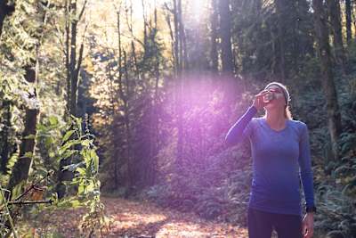 Triathlonistka Gwen Jorgensen na treningu w lesie, pije Red Bulla