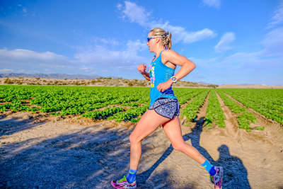 La triatleta Kim Morrison corre por el campo.
