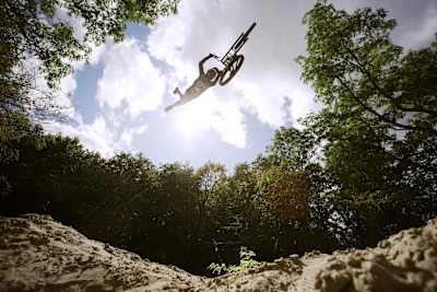 William Robert, qui rêve de participer à la compétition de VTT freeride Red Bull Rampage, raconte et filme ses derniers exploits dans sa nouvelle mini-série.