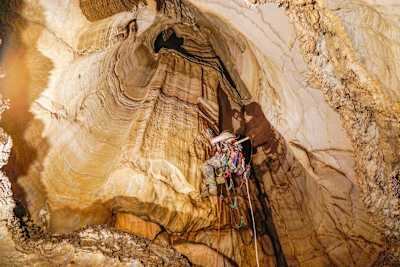 Un climber in azione durante l'ascesa all'interno di una caverna.