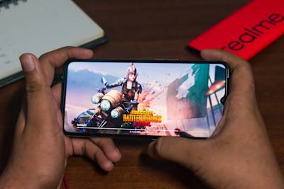 Игроки "рубятся" на мобильных телефонах.