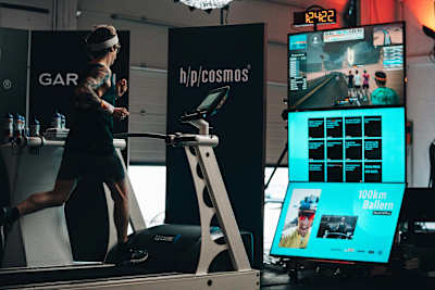 Ultrarunner Florian Neuschewander wird beim 100 km Laufband-Weltrekord digital via Zwift von Triathlet Sebastian Kienle begleitet und unterstützt.