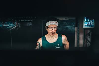 Ultrarunner Florian Neuschwander läuft während seines 100 km Weltrekord-Laufs auf dem Laufband konzentriert vor sich hin.