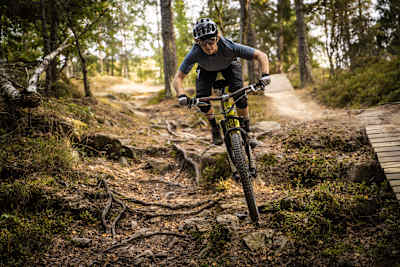 Lina Skoglund riding a technical section of trail in Flottsbro, Sweden, 2020.