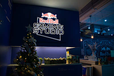 The Red Bull Gaming studio had some holiday flair during the MYNNO Invitational