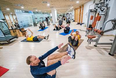 Trener Motoru ćwiczy z zawodnikami