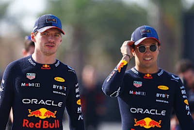Ο Sergio Pérez και ο Max Verstappen της ομάδας Oracle Red Bull Racing κατά τη διάρκεια της πρώτης ημέρας των δοκιμών της F1 στο Bahrain International Circuit στις 21 Φεβρουαρίου 2024.