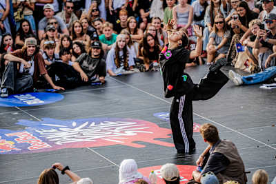 Súťažiaca Mishena na národnom finále Red Bull Dance Your Style, 8. september 2024, Námestie M. R. Štefánika, Bratislava.
