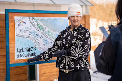 직접 설계한 코스를 설명하고 있는 이채운 선수