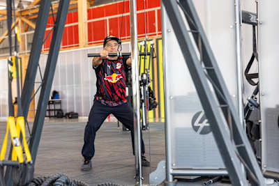 O skatista brasileiro Sandro Dias é visto durante o treinamento na academia para o projeto Red Bull Building Drop no Centro Administrativo Fernando Ferrari em Porto Alegre, Brasil
