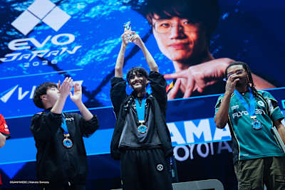 Eisuke Yamaguchi lifts the trophy at EVO Japan 2026.
