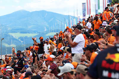 Fans von Max Verstappen füllen während des Qualifyings vor dem F1-Grand-Prix von Österreich am Red Bull Ring im Jahr 2025 eine Tribüne.