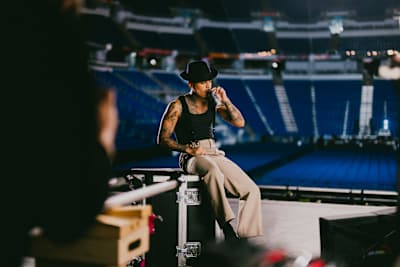 El artista musical Rauw Alejandro se toma un descanso con una lata de Red Bull durante los ensayos.