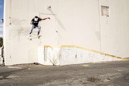 Samarria Brevard clava un Kickflip en Nuevo México.