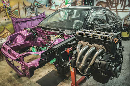 Dobrý deň, nejaké úpravy na vozidle? Nie, pán policajt, všetko séria