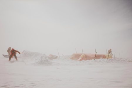 Bengt Rotmo builds a shelter in a snowstorm