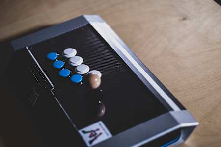 ガチくん愛用のアーケードコントローラー。レバーボールにはこだわりの木製パーツを使用。