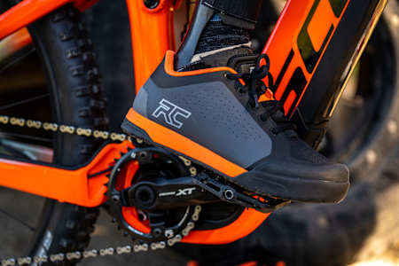 Schwarz-Orange Bike-Schuhe von Ride Concepts