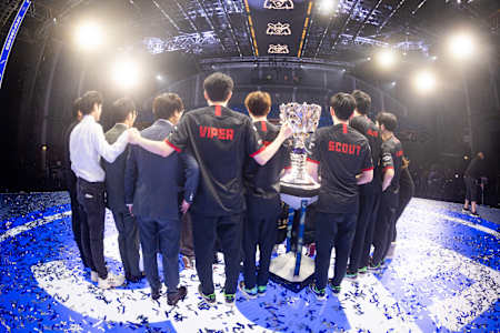 Edward Gaming with the Summoner's Cup at the League of Legends World Championship 2021.