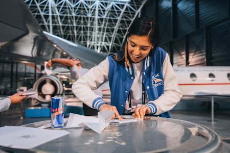 Une participante plie un avion en papier lors de la finale du Red Bull Paper Wings France 2022.