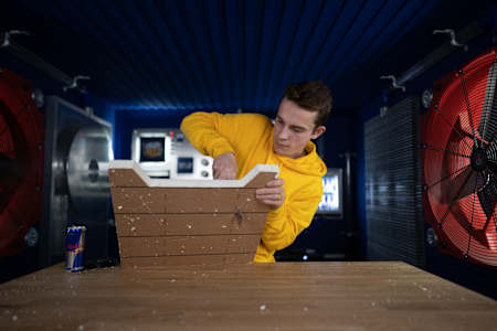 Le youtubeur-bricoleur de génie Henri Hihacks dans ses oeuvres.