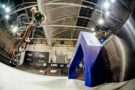 Bruno Hoffman performt tijdens Simple Session in 2021 in Tallin, Estland