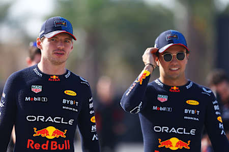 Oracle Red Bull Racing takımından Sergio Pérez ve Max Verstappen, 21 Şubat 2024 tarihinde Bahreyn Uluslararası Pisti'nde gerçekleştirilen F1 Testlerinin birinci gününde konuşuyor.