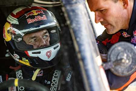 Sébastien Loeb et Fabian Lurquin discutent lors du BP Ultimate Rally-Raid 2024 à Grandola, au Portugal.
