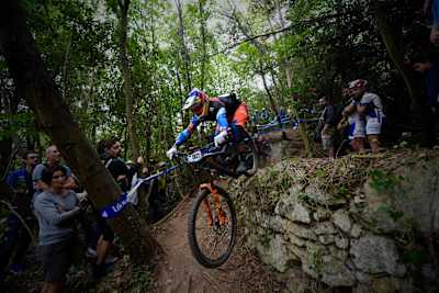 Le pilote d'Enduro VTT irlandais Greg Callaghan roule sur la piste des Enduro World Series.